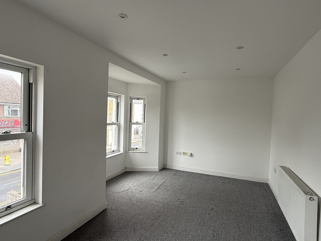 Lot: 25 - OUTSTANDING INVESTMENT - SUBSTANTIAL FREEHOLD MODERN PURPOSE-BUILT DEVELOPMENT OF 23 FLATS IN TWO BLOCKS - Flat 2 Living Room